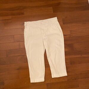 St. John's Bay White Capri Size 8 Like New